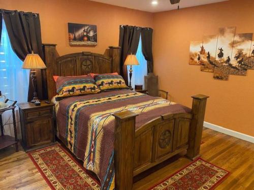 StockYards!-1 block away ! Cowboy Cottage sleeps 9