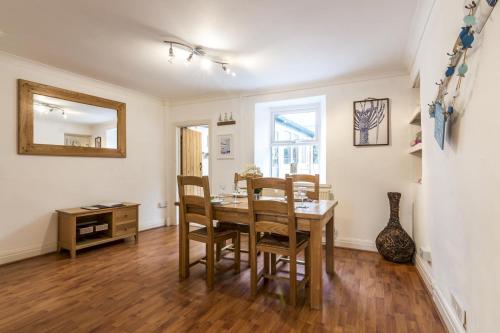 Shell Cottage - 2 Bedroom Holiday Home - Tenby