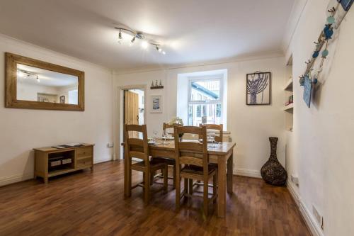 Shell Cottage - 2 Bedroom Holiday Home - Tenby