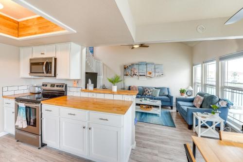 Waterfront Mustang Island Retreat with Dock! - image 10