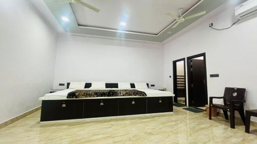 HOTEL RUDRA RESIDENCY Near Railway station