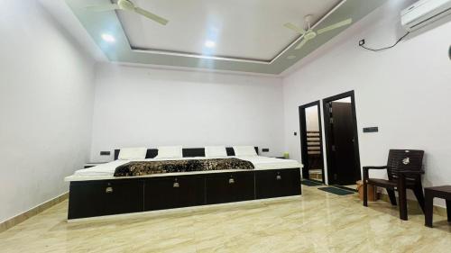 HOTEL RUDRA RESIDENCY Near Railway station