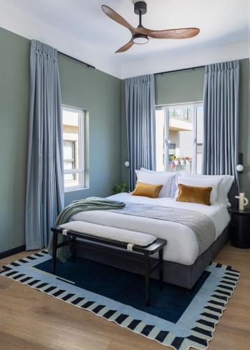 King Suite with Balcony image 6