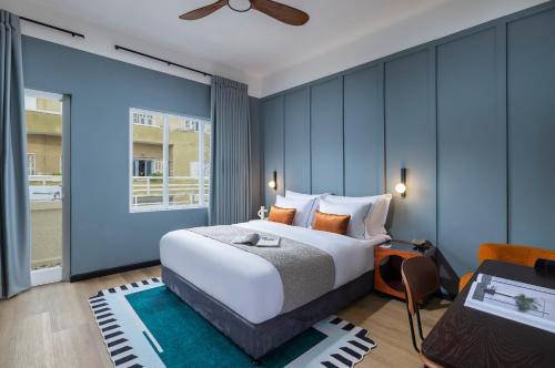 Queen Room with Balcony image 2