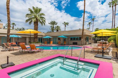 King Suite with Pool View