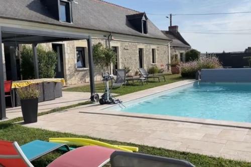 Longère avec piscine chauffée et cheminée