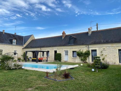 Longère avec piscine chauffée et cheminée