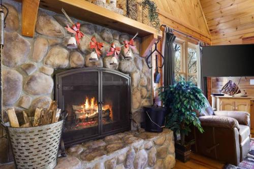 Location, Hot Tub, Theater, Outdoor Fireplace in Blue Ridge, USA