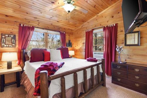 Location, Hot Tub, Theater, Outdoor Fireplace in Blue Ridge, USA
