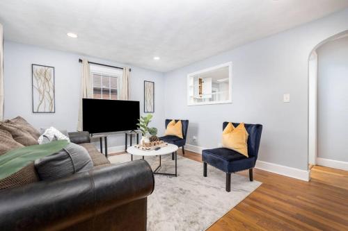 Comfy 4-Bedroom Home - King Bed - Free Parking photo 2