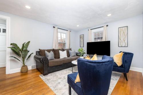 Comfy 4-Bedroom Home - King Bed - Free Parking photo 4