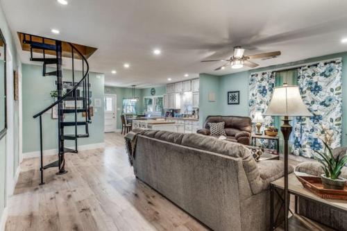 Stockyards! Less than 3 mins-Sleeps 8 -Gable House in Fort Worth, USA