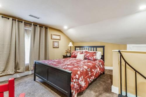 Stockyards! Less than 3 mins-Sleeps 8 -Gable House in Fort Worth, USA