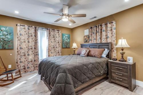 Stockyards! Less than 3 mins-Sleeps 8 -Gable House