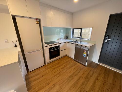 Modern Home By The Reserve in تي أتاتو