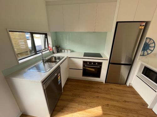 Modern Home By The Reserve in تي أتاتو