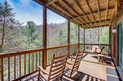 Sevierville Cabin with Hot Tub Near Fishing Pond!