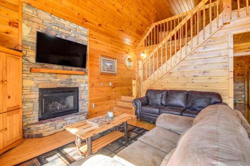Sevierville Cabin with Hot Tub Near Fishing Pond! in Sevierville, USA