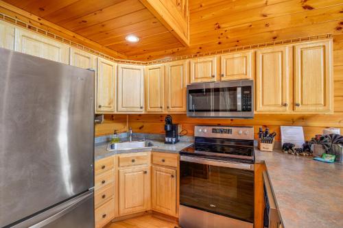 Sevierville Cabin with Hot Tub Near Fishing Pond! in Sevierville, USA