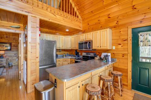 Sevierville Cabin with Hot Tub Near Fishing Pond! in Sevierville, USA