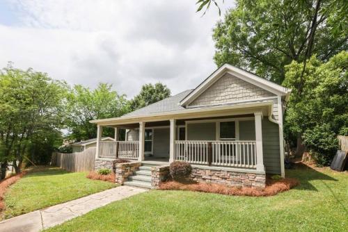 Bungalow & Tiny Guest House with Private Fenced Yard in Charlotte, USA