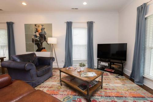 Bungalow & Tiny Guest House with Private Fenced Yard in Charlotte, USA