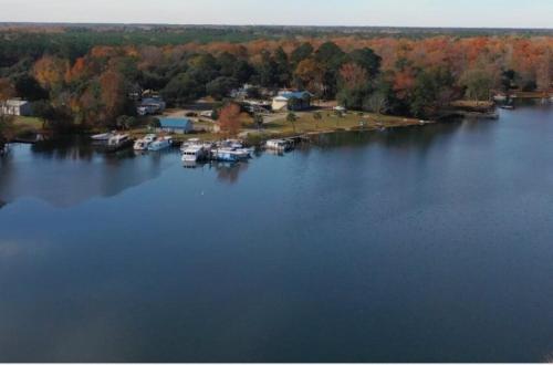 Bells Marina & Fishing Resort - Santee Lake Marion by I95 - Family Adventure, Pets on Request!