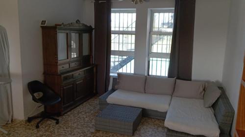 AMPLIO CHALET CON GENIAL PISCINA A 10 MIN DE SEVILLA