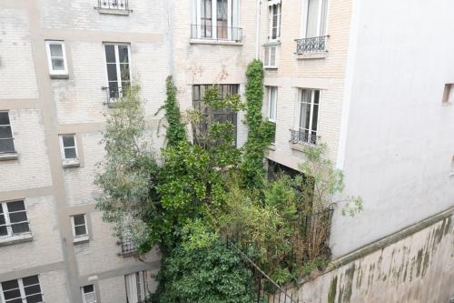 Cosy bright studio in the heart of Montmartre - image 4