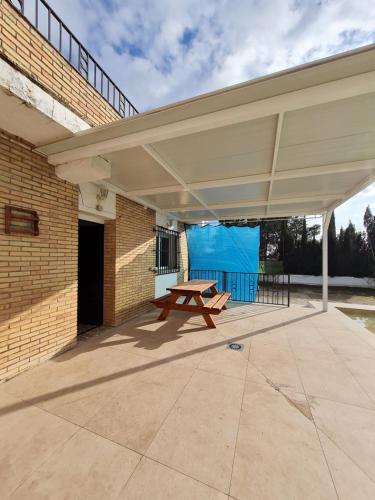 AMPLIO CHALET CON GENIAL PISCINA A 10 MIN DE SEVILLA