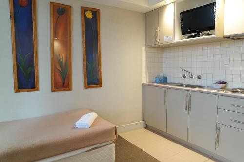 Kitchen, Parkville Place Serviced Apartments in Brunswick