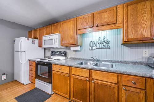 Clear Lake Vacation Rental Walk to City Beach! in Clear Lake, USA