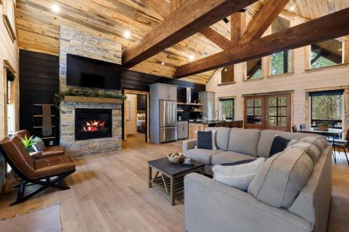 Lone Pine Lodge. Brand new! 2 bedroom luxury cabin.