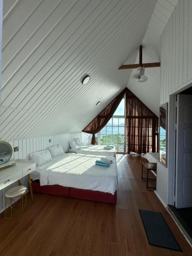 3 twin beds