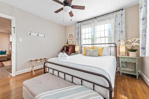 Charming Brick Cottage Near Ark Sleeps 12 in Williamstown, USA