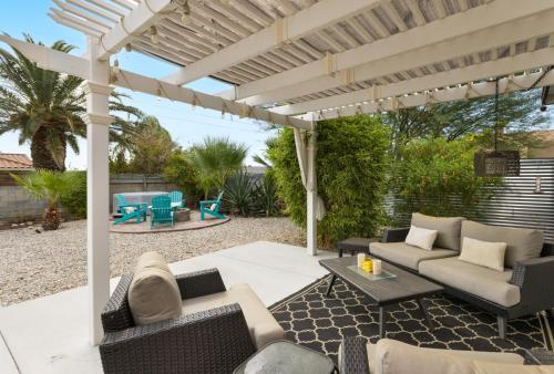 Holiday Pool Paradise - A Ryson Property in Palm Springs, USA