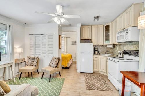 Family Escape 2BR Main plus 1BR Cottage Heated Pool in Fort Lauderdale, USA