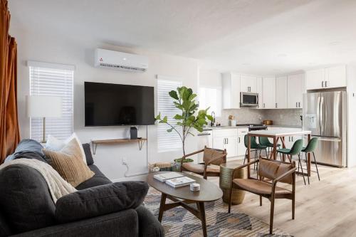 Cozy 2 BR home with hot tub and patio in San Diego, USA