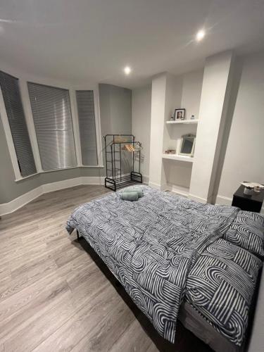 Cozy two bed in Brixton next to station