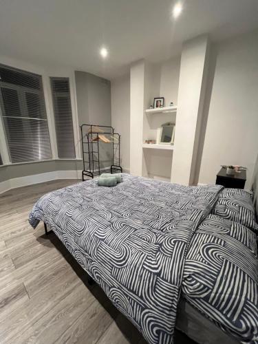 Cozy two bed in Brixton next to station