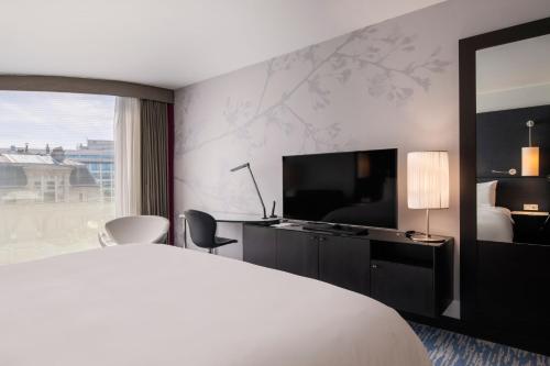Renaissance Paris Arc de Triomphe Hotel - image 12
