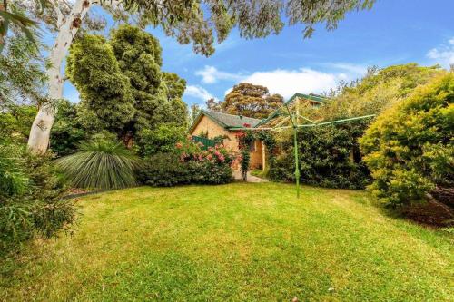 Spacious 3+2BR* house secluded in leafy gardens