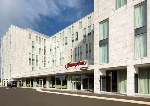 Hampton By Hilton London Stansted Airport, hotel in Takeley