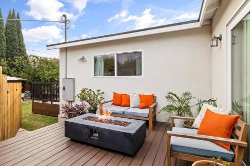 Modern Spacious Romantic LA Home Gated Yard HotTub in Los Angeles, USA