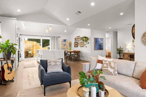 Modern Spacious Romantic LA Home Gated Yard HotTub in Los Angeles, USA