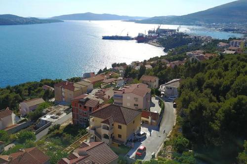 Apartments with a parking space Trogir - 22505