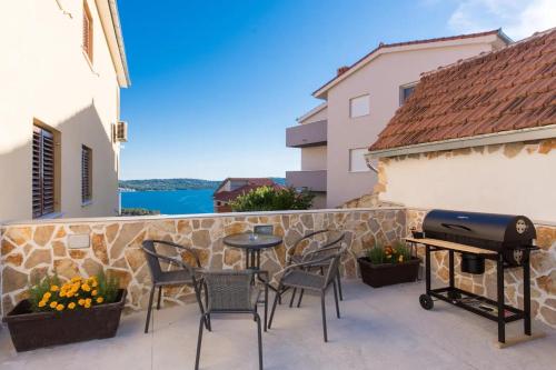 Apartments with a parking space Trogir - 22505