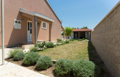 Family friendly house with a swimming pool Kastel Stafilic, Kastela - 22644