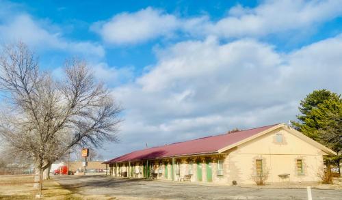 Hillcrest Motel - image 7