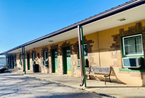 Hillcrest Motel - image 14